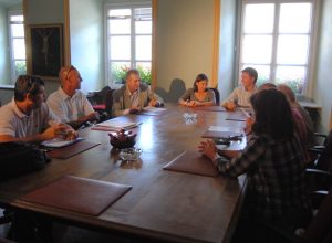 L'incontro sui rifiuti tra l'amministrazione comunale di Aosta ed i rappresentanti dei commercianti del Centro Storico.