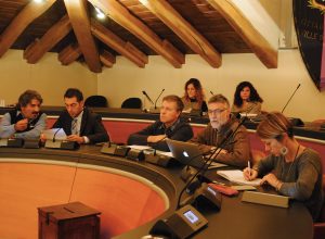 La V Commissione consiliare. Dietro il Sindaco Centoz la funzionaria Laura Morelli e la dirigente Anna Maria Careri