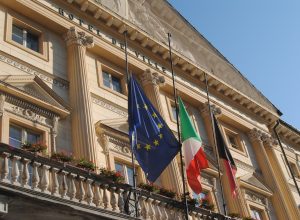 Le bandiere a mezz'asta del Comune di Aosta