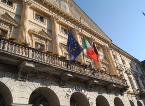 Le bandiere a mezz'asta del Comune di Aosta