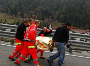 Un ferito viene portato via