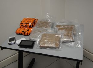 La cocaina e il materiale sequestrato dai Carabinieri