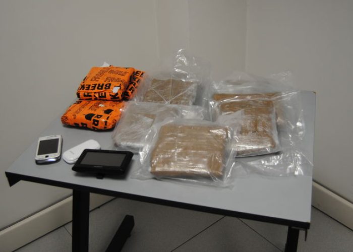 La cocaina e il materiale sequestrato dai Carabinieri