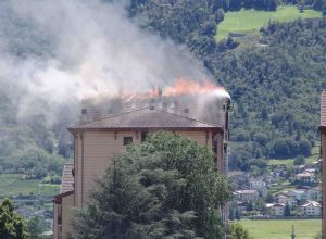La casa in fiamme nel quartiere Dora