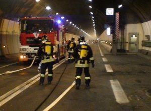 I vigili del fuoco durante un'esercitazione nel Tunnel