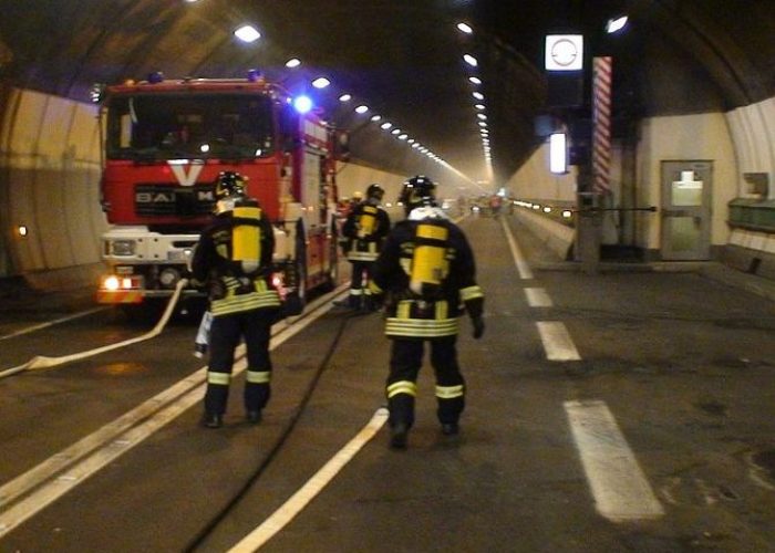 I vigili del fuoco durante un'esercitazione nel Tunnel