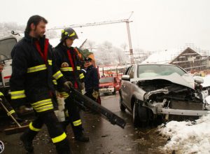 Lo scontro tra l'auto e lo spazzaneve