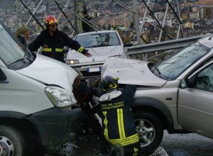 Lo scontro frontale tra le due auto