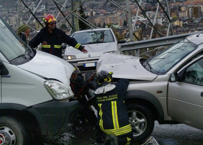 Lo scontro frontale tra le due auto