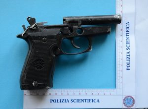 La pistola utilizzata per le minacce