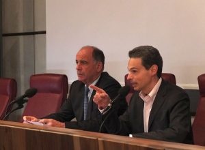 Consegna dei tablet agli anziani attivi