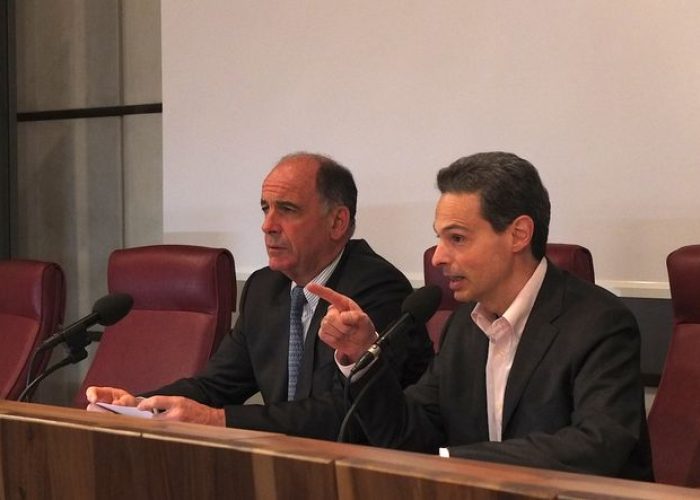 Consegna dei tablet agli anziani attivi