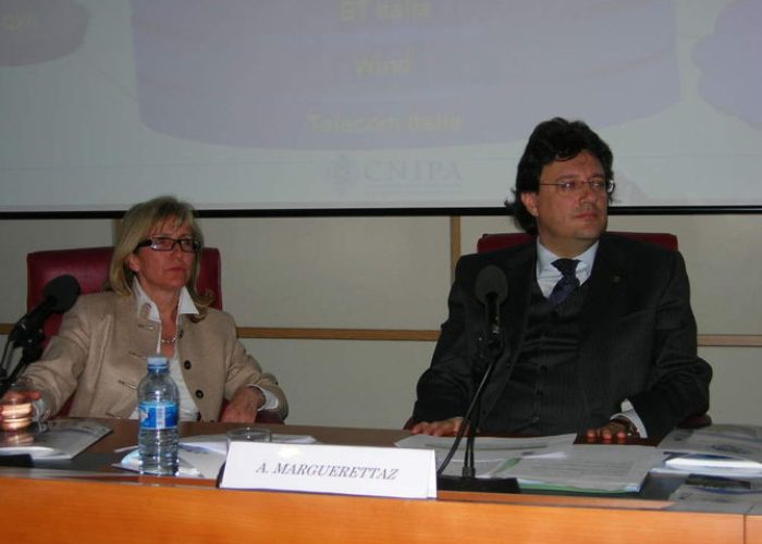 Enrica Zublena, coordinatrice del Dsi e Aurelio Marguerettaz, assessore allle Finanze