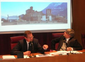 Roberto Marzorati e Luciano Caveri durante la firma del contratto di locazione