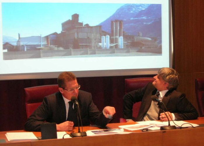Roberto Marzorati e Luciano Caveri durante la firma del contratto di locazione