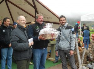 il direttore Michele Ottino consegna il premio a Giuseppino Bich, insieme al delegato del Parc National de la Vanoise, Guy Noël Grosse