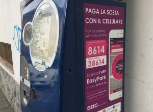 L'adesivo di EasyPark sul parchimetro