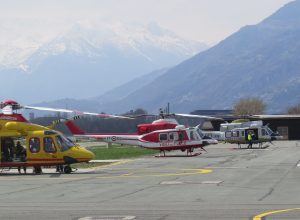 Gli elicotteri di Protezione civile, Vigili del fuoco e Guardia di finanza hanno fatto la spola tra Aosta e Chamolé.