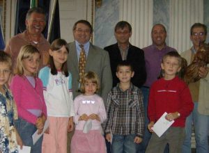 Gli organizzatori della rassegna assieme alla compagnia premiata e ai bambini che hanno vinto un abbonamento alla rassegna