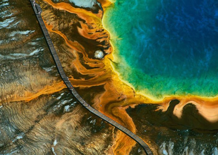 @Yann Arthus-Bertrand - Sorgente calda del Grand Prismatic, Parco Nazionale di Yellowstone