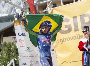 Henrique Bravo festeggia con la bandiera brasiliana al Giro della Valle d’Aosta - Foto Alexis Courthoud