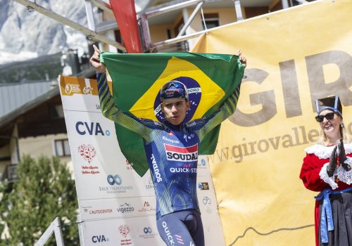 Henrique Bravo festeggia con la bandiera brasiliana al Giro della Valle d’Aosta - Foto Alexis Courthoud