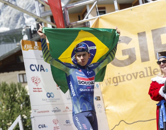 Henrique Bravo festeggia con la bandiera brasiliana al Giro della Valle d’Aosta - Foto Alexis Courthoud