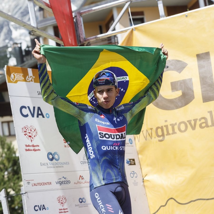 Henrique Bravo festeggia con la bandiera brasiliana al Giro della Valle d’Aosta - Foto Alexis Courthoud