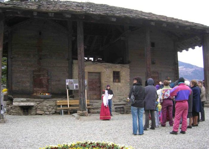 Giovani ciceroni al Granaio del Castello di Introd