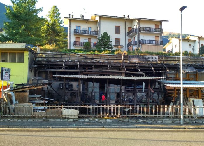 I danni dell'incendio alla falegnameria Bollon