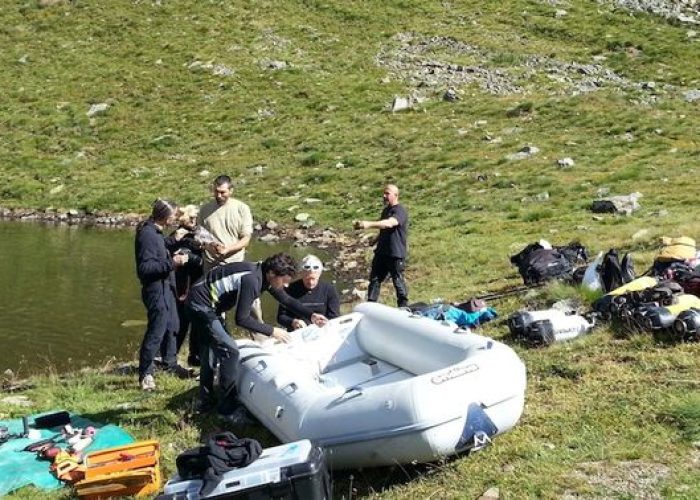 Le immersioni al lago Fallère per la moria di pesci