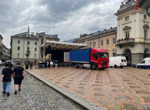 Il palco allestito in piazza Chanoux
