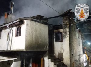 La palazzina di Pontboset colpita dall'incendio