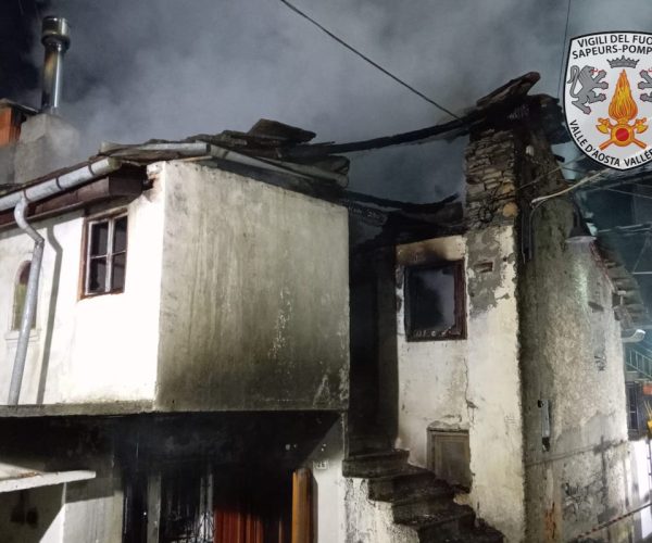 La palazzina di Pontboset colpita dall'incendio