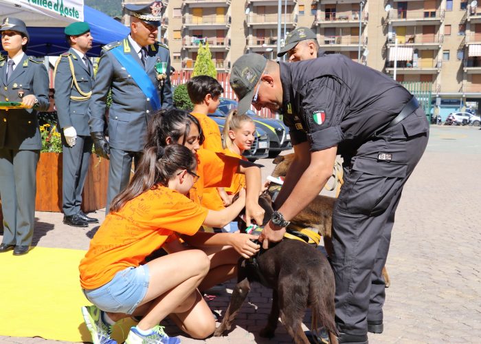 I bambini consegnano la benemerenza ai cani antidroga.