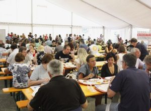 Giuseppe Tropiano e Nadia Nasso con i cuochi della festa