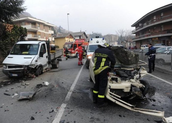 Scontro fra una Fiat 600 e un furgone in via Parigi