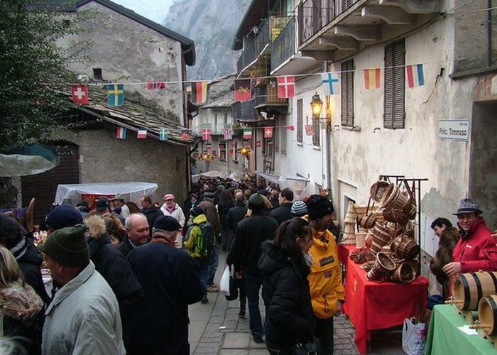 La via centrale del borgo con gli espositori