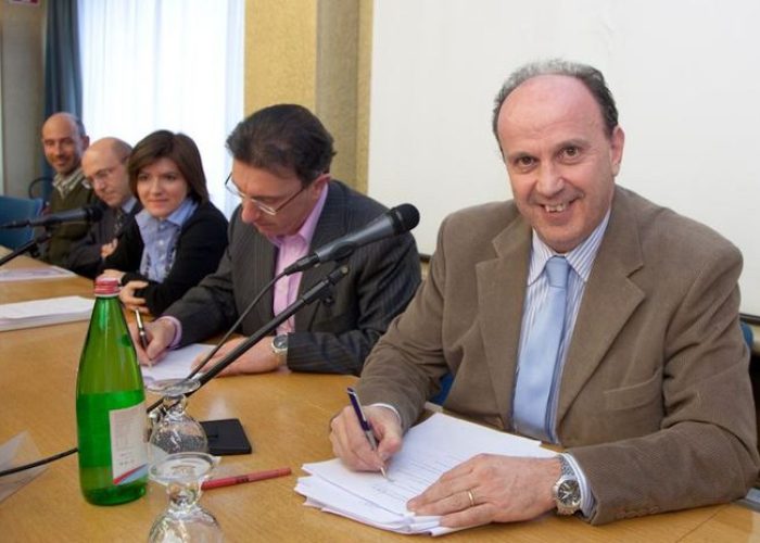 Gerandin firma il Piano di Zona. Dalla sua sinistra, Albert Lanièce, Giuliana Ferrero, Flavio Martini, Andrea Borney