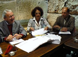 I rappresentanti di Valle Virtuosa Silvio Trione, Manuela Bergamasco e Marco Grange presentano le firme raccolte