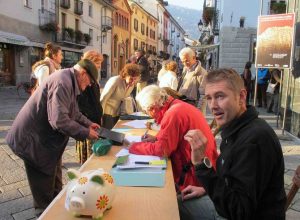 Il banchetto per la raccolta delle firme contro il pirogassificatore