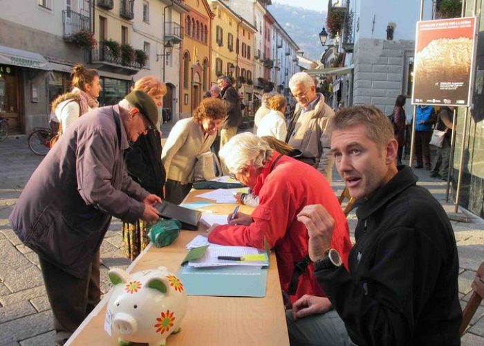 Il banchetto per la raccolta delle firme contro il pirogassificatore