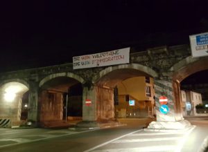 Lo striscione di Forza Nuova appeso al ponte ferroviario