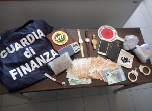 Guardia di finanza: fermato con un mezzo kg di cocaina