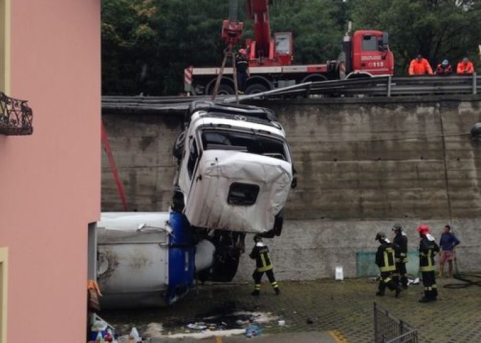 L'autocisterna precipitata da via Roma