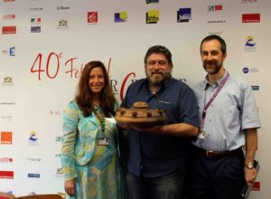 La consegna della grolla dell'amicizia al direttore artistico del Festival