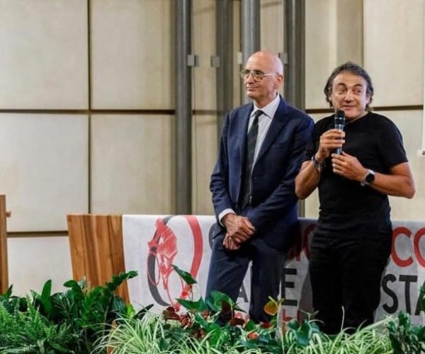 Claudio Chiappucci – a destra - con Gianbattista Baronchelli alla presentazione del Giro della Valle d’Aosta 2023