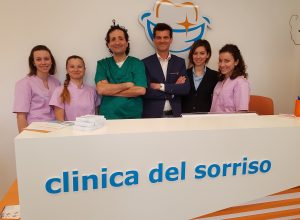 Walter Maugeri e Roberto Andriolo con lo staff della Clinica del sorriso