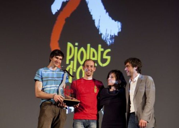 da sinistra, gli sloveni Luka Strazar e Nejc Marcic insieme al sindaco di Courmayeur Fabrizia Derriard e al sindaco di Chamonix Eric Fournier