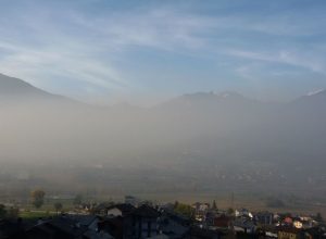 Il fumo, fotografato oggi, tra Pollein e Aosta (foto da Facebook).
